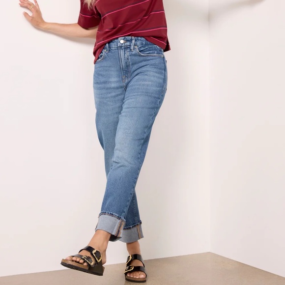 Good American Weekender High-Rise Relaxed Cuff Jeans - Picture 3 of 14